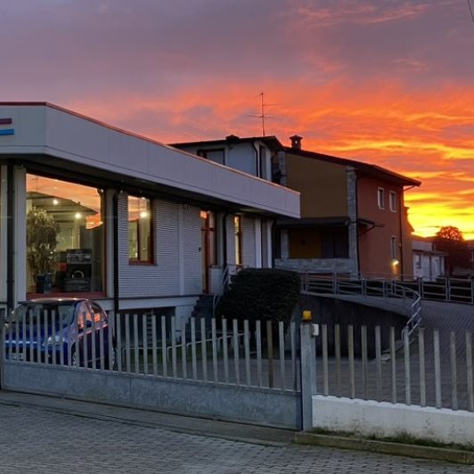 Autosalone multimarca, punto di riferimento per le zone di Bergamo, Brescia, Crema e Milano nella vendita di auto usate garantite, aziendale Km0 e nuove. 